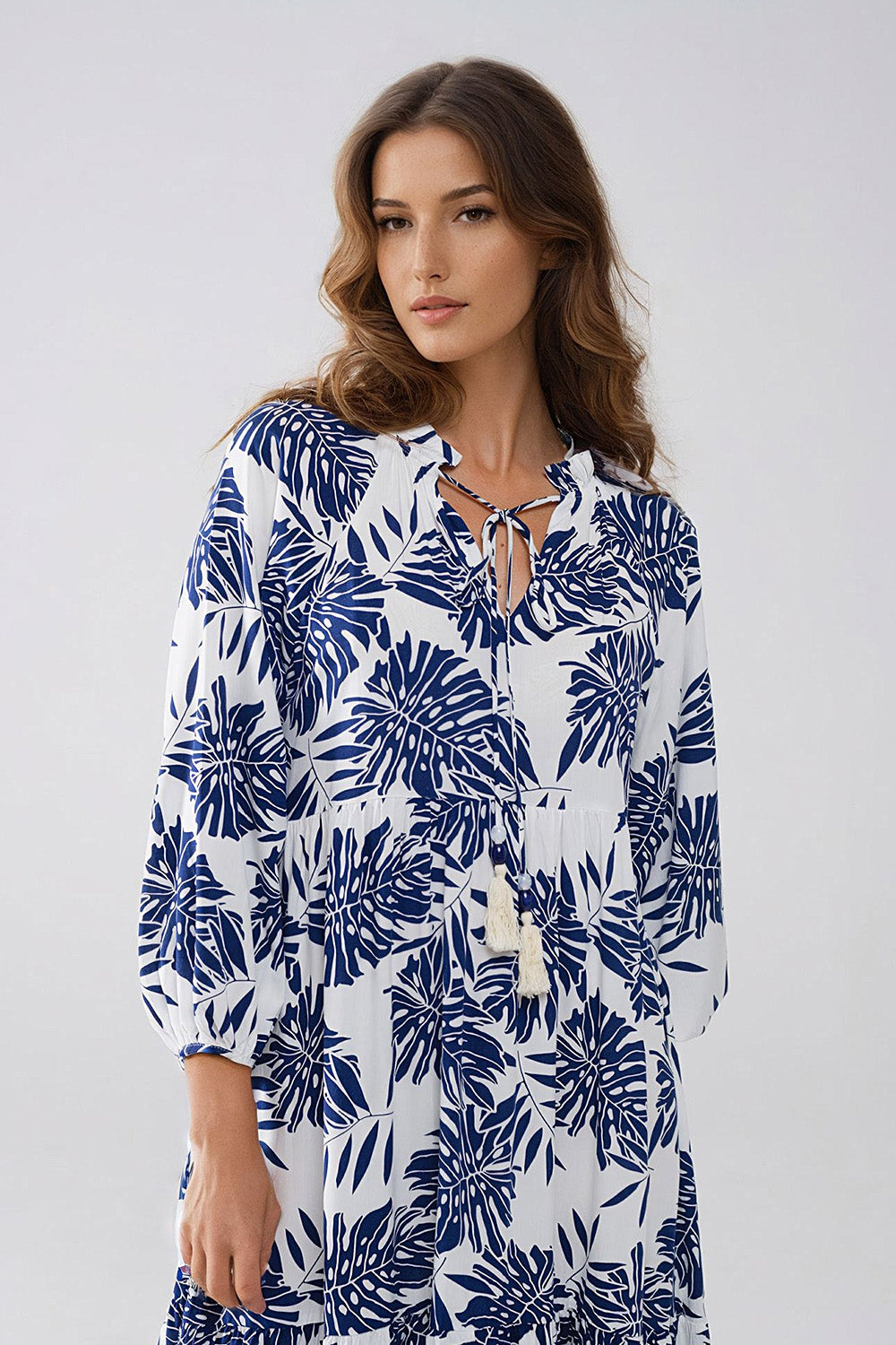 Maxivestido boho con mangas globo y estampado de hojas en blanco y azul marino