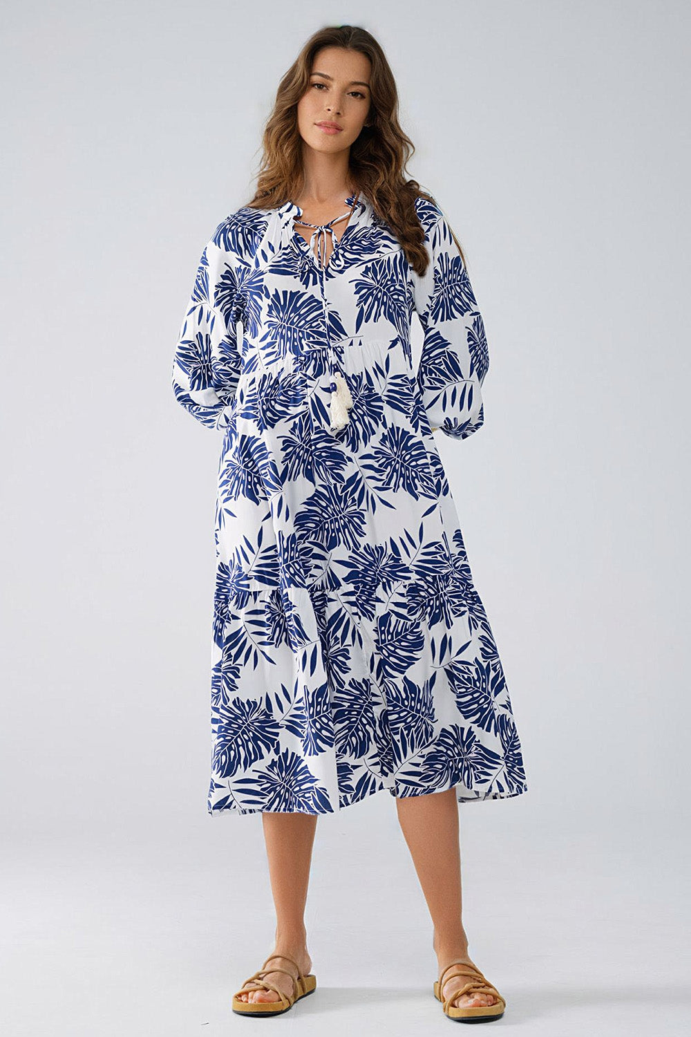 Maxivestido boho con mangas globo y estampado de hojas en blanco y azul marino