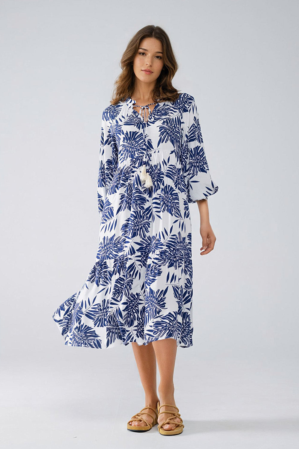 Maxivestido boho con mangas globo y estampado de hojas en blanco y azul marino