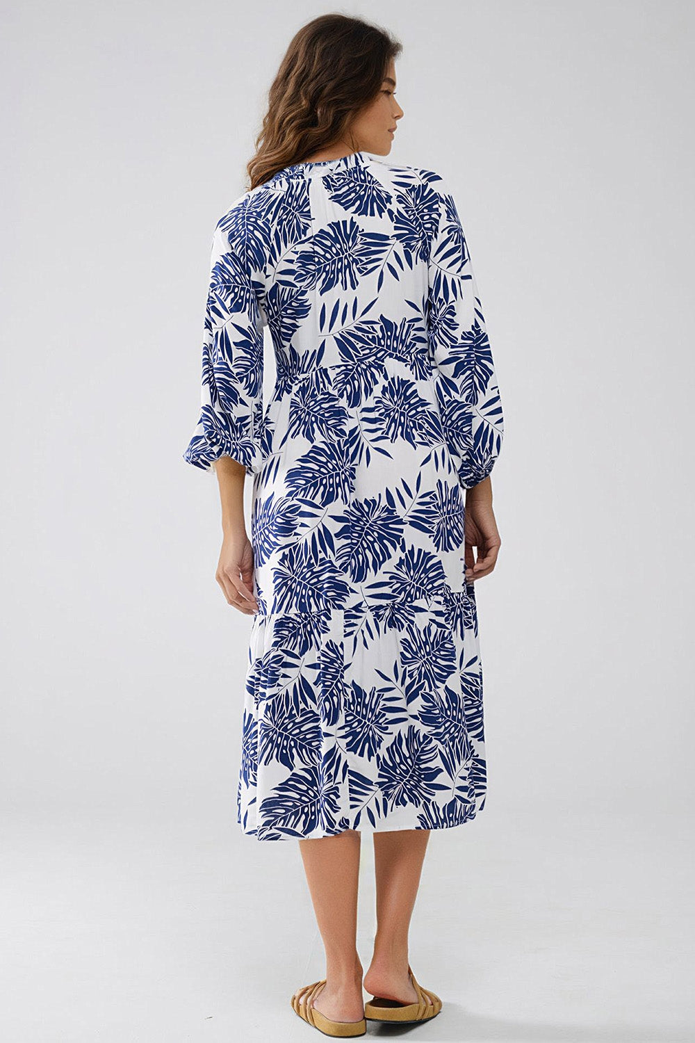 Maxivestido boho con mangas globo y estampado de hojas en blanco y azul marino