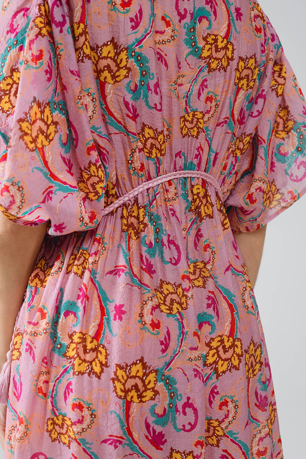 Maxivestido rosa con costuras trenzadas y estampado de flores