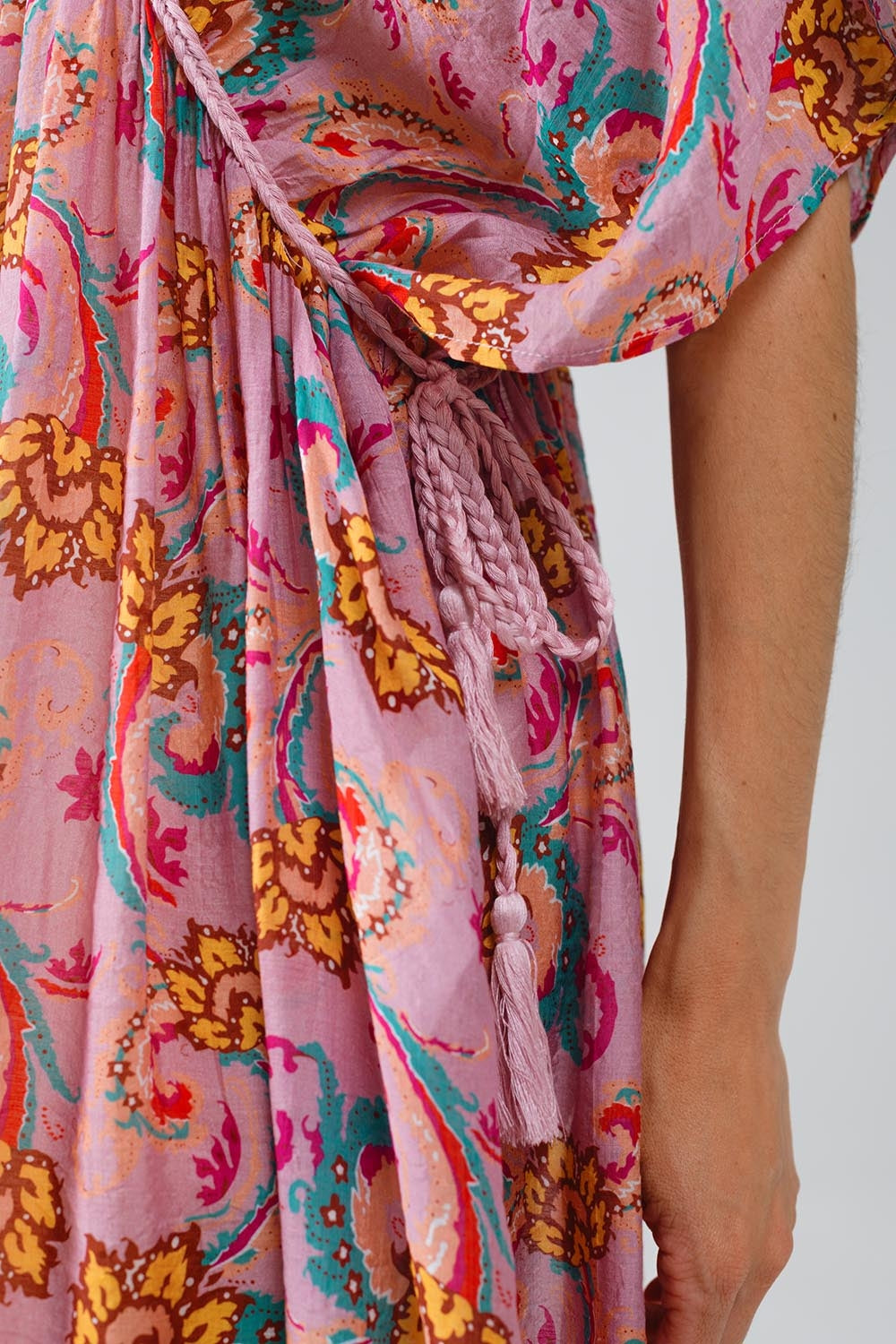 Maxivestido rosa con costuras trenzadas y estampado de flores