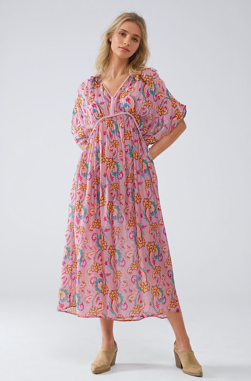 Maxivestido rosa con costuras trenzadas y estampado de flores