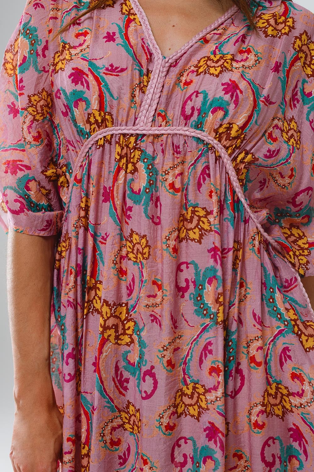Maxivestido rosa con costuras trenzadas y estampado de flores