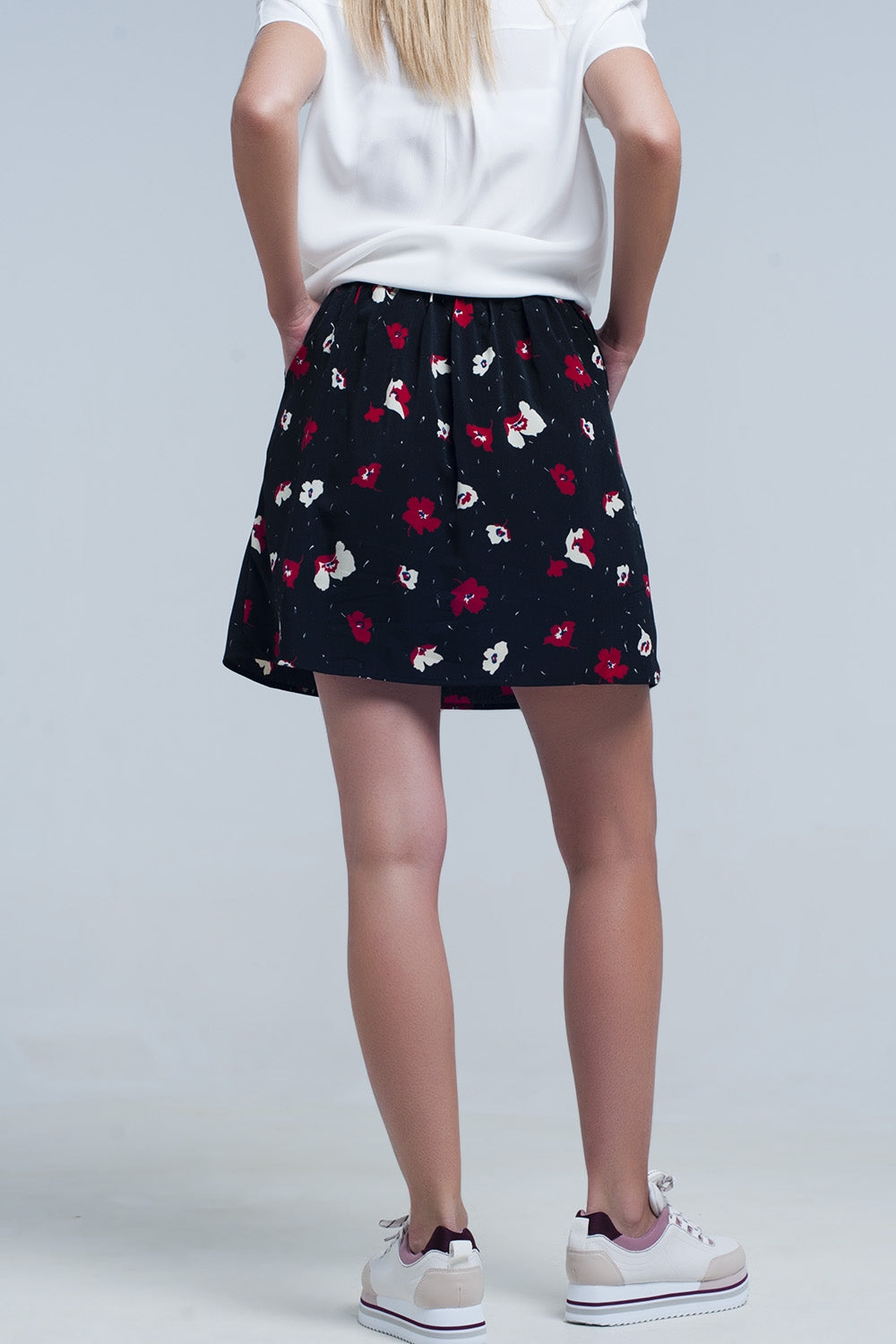 Mini falda negra con estampado de flores