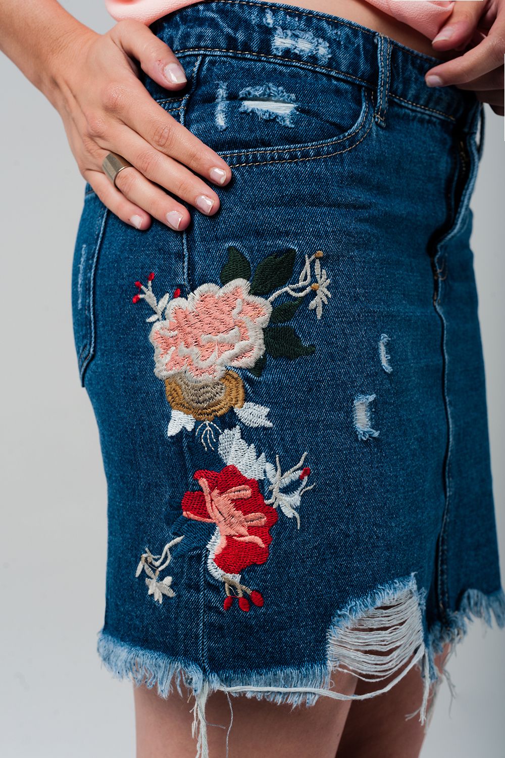 Mini falda vaquera con flores bordadas
