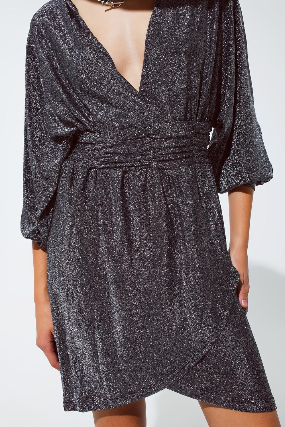 Mini vestido de brillantes con escote en V en plata