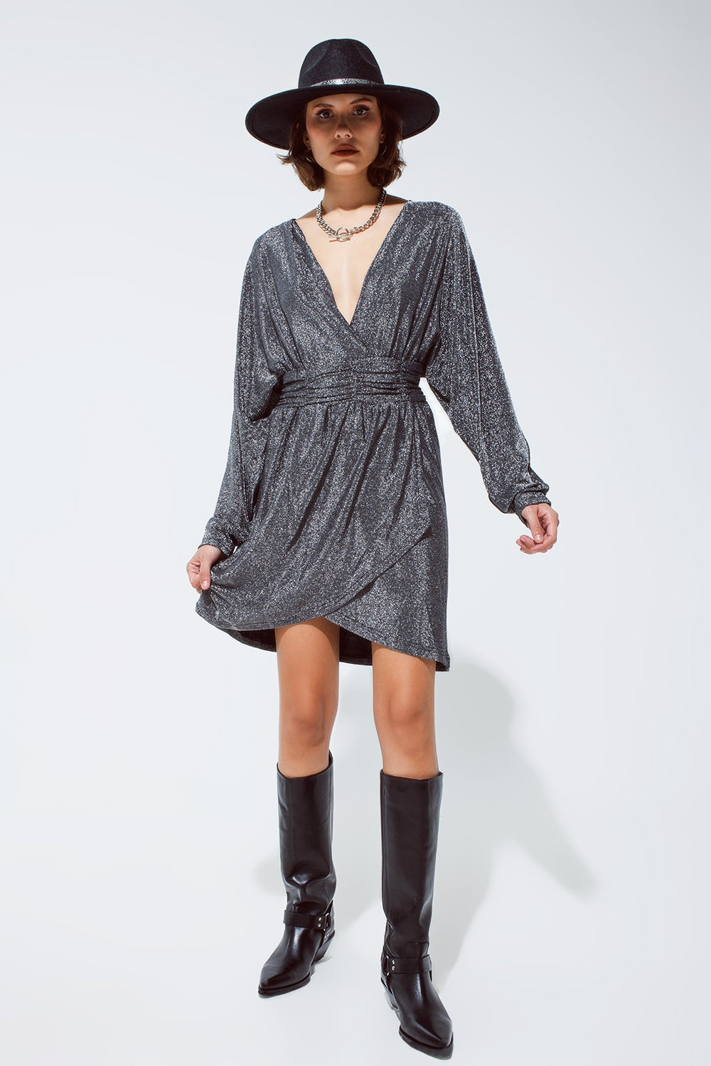Mini vestido de brillantes con escote en V en plata
