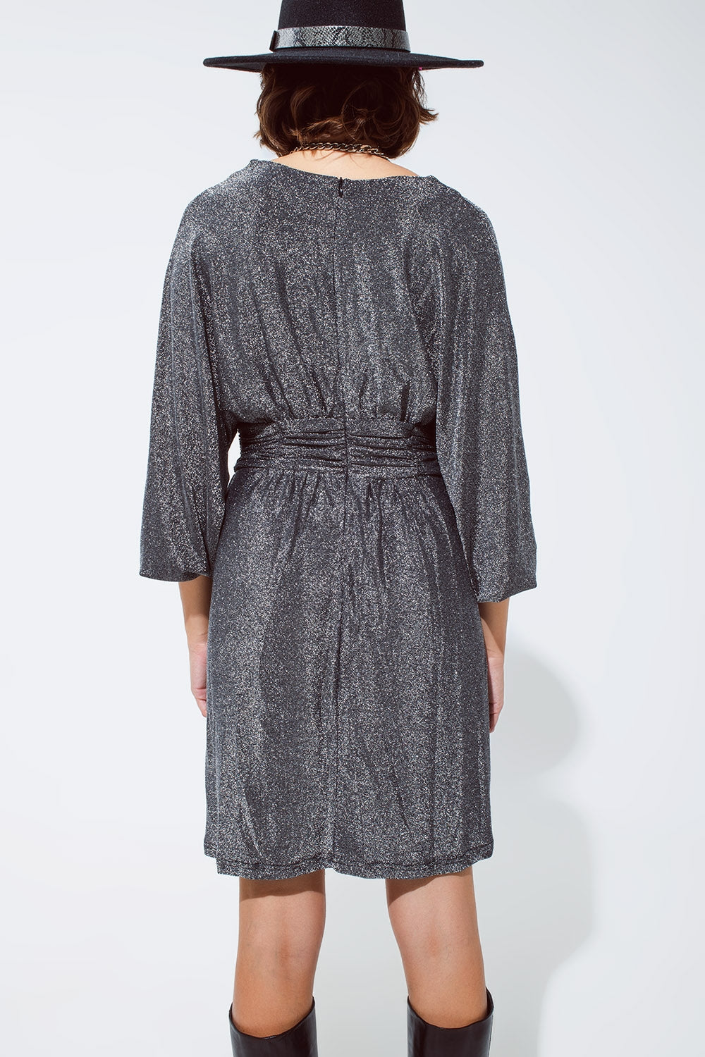 Mini vestido de brillantes con escote en V en plata