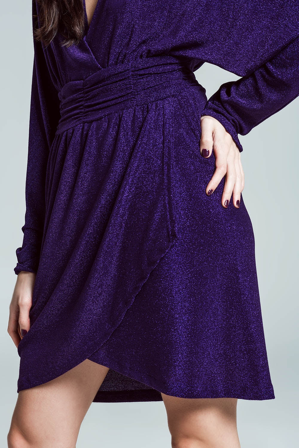 Mini vestido largo de purpurina con escote en V en morado