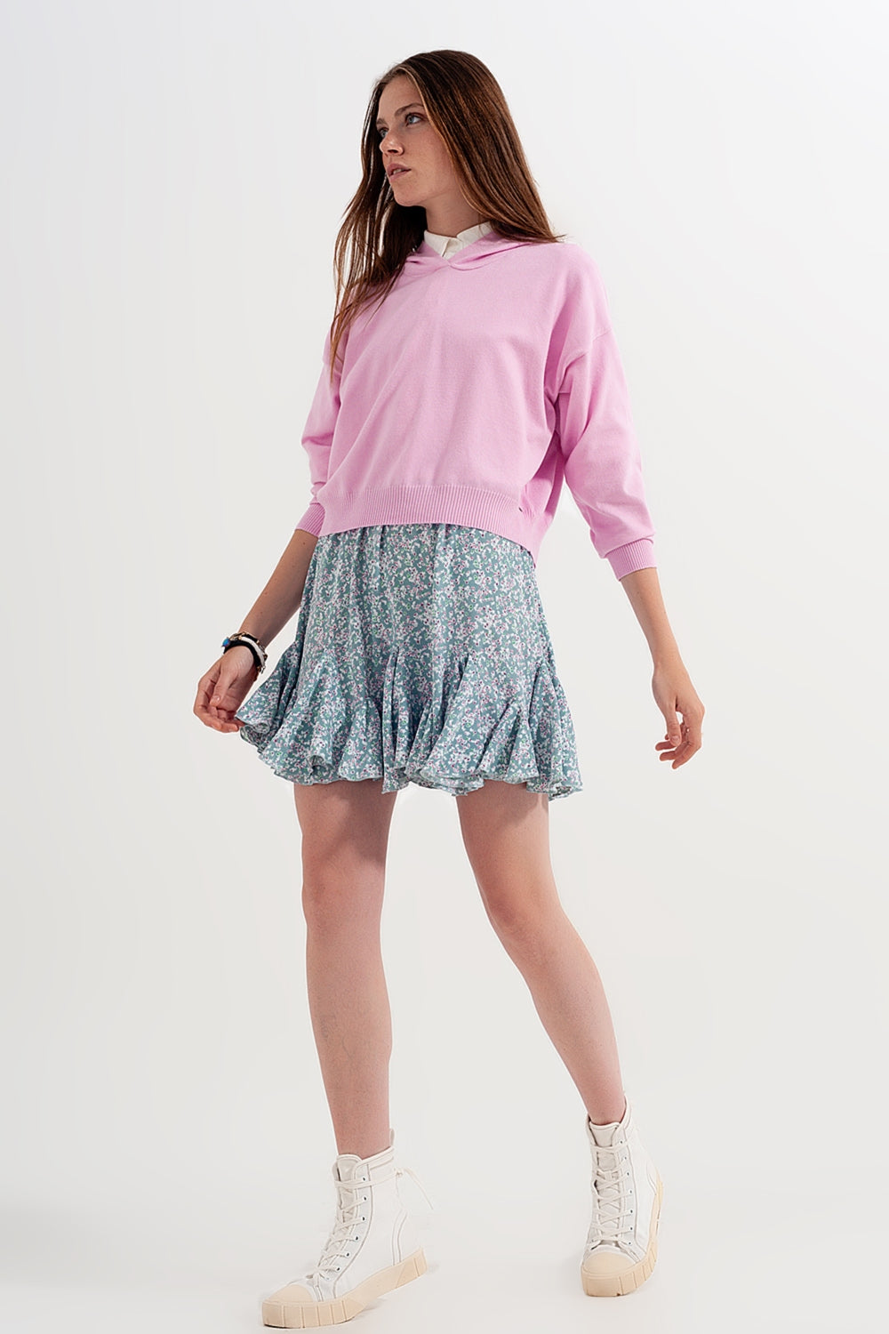 Minifalda verde con estampado floral y volantes