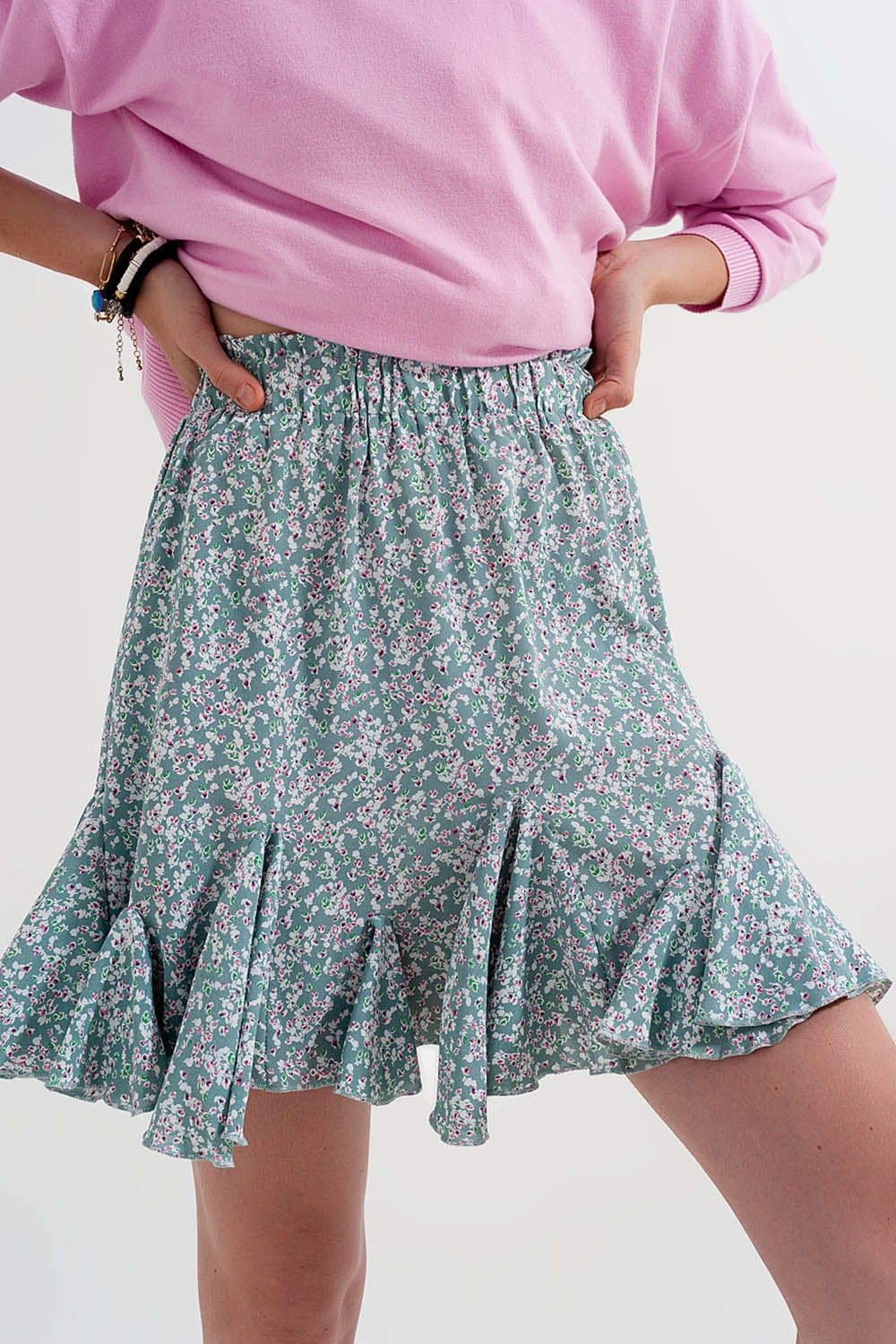 Minifalda verde con estampado floral y volantes