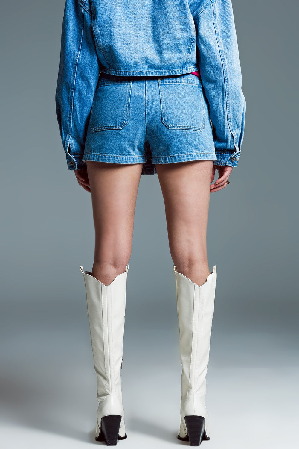 Minishort vaquero cargo con botonadura frontal en lavado claro