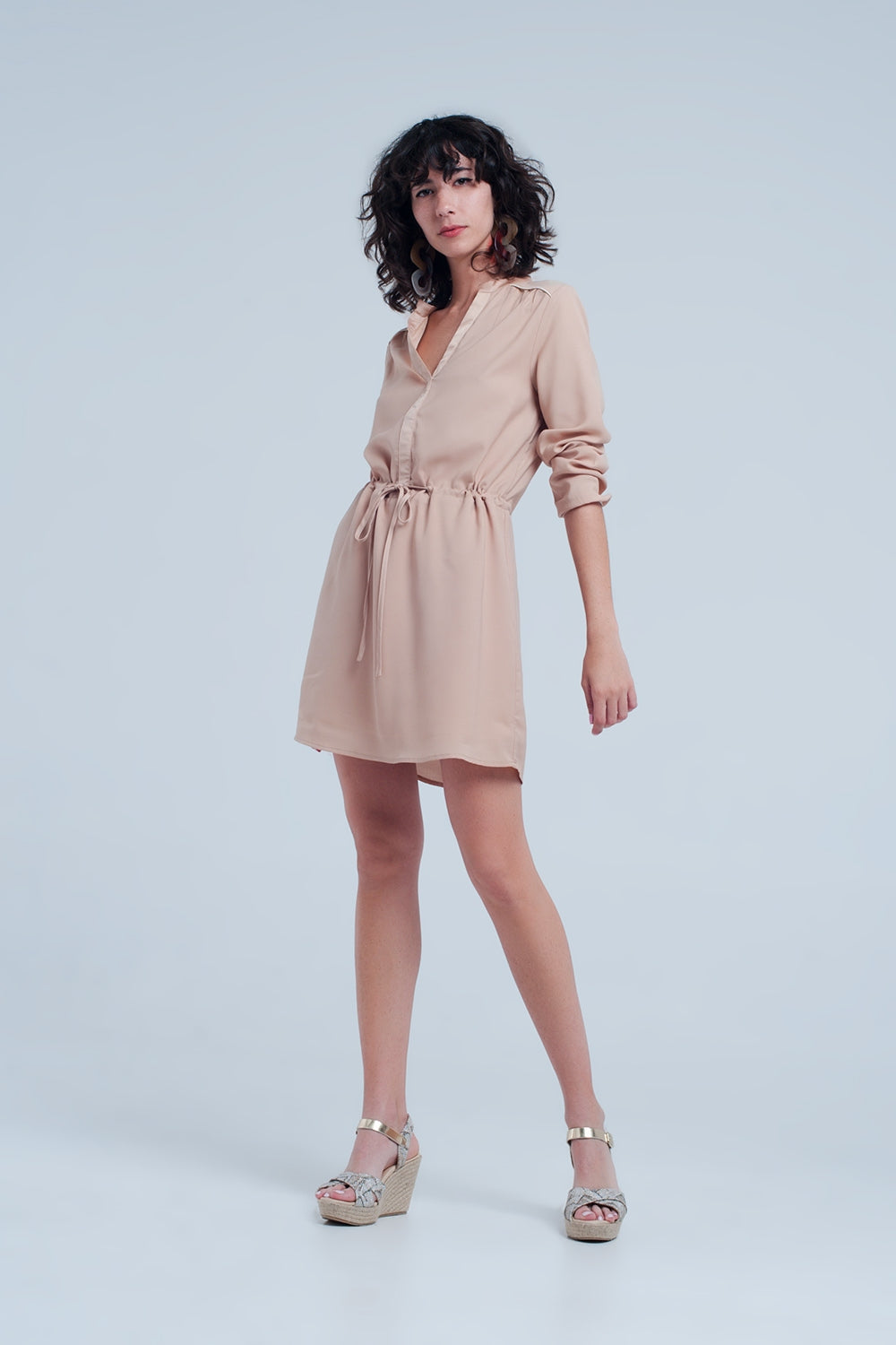 Minivestido camisero beige con lazada en la cintura