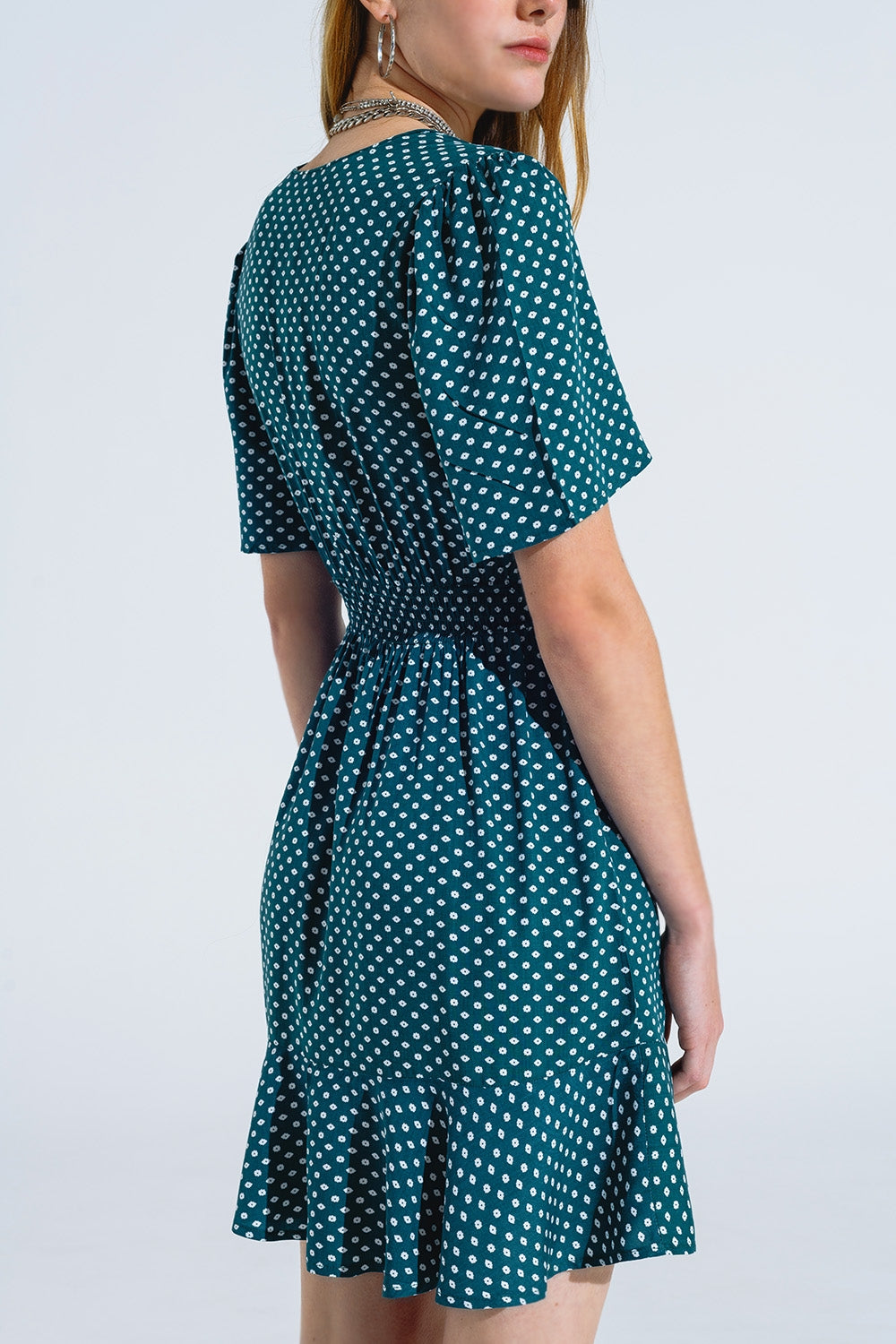Minivestido verde con cintura ceñida y estampado floral