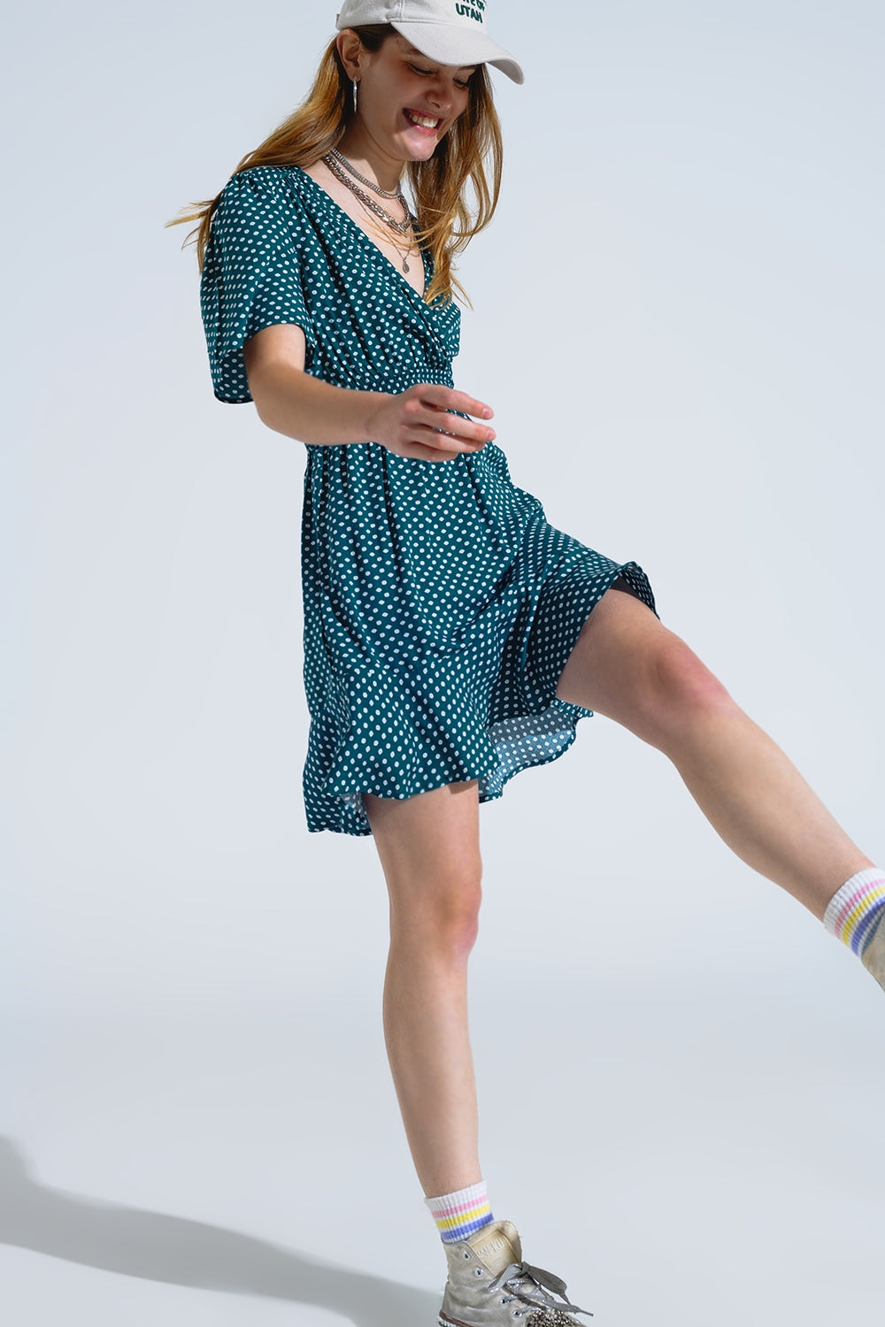 Minivestido verde con cintura ceñida y estampado floral