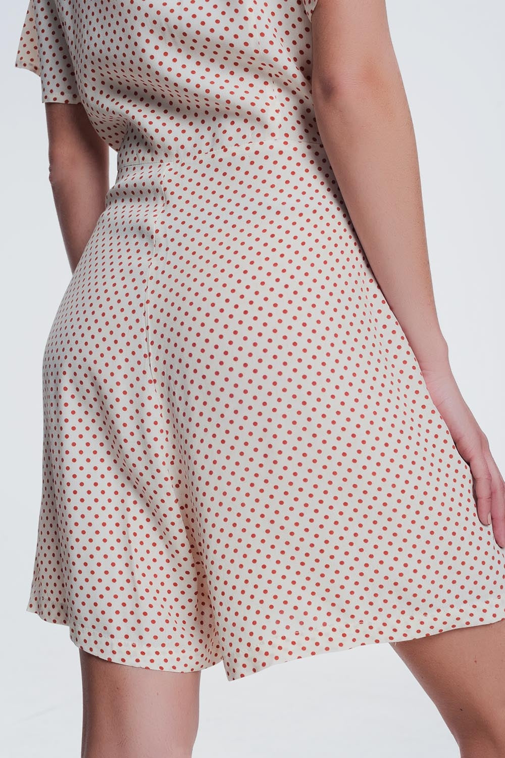 mono con botones en la parte delantera en beige