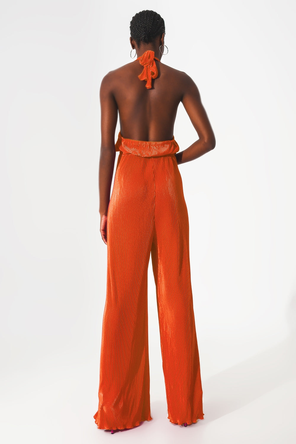 Mono largo plisado con cuello halter de satén naranja