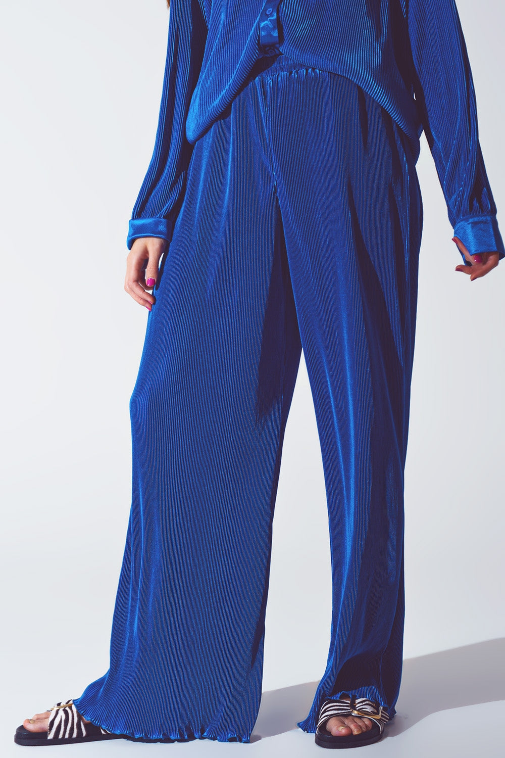 Pantalón ancho plisado de satén azul