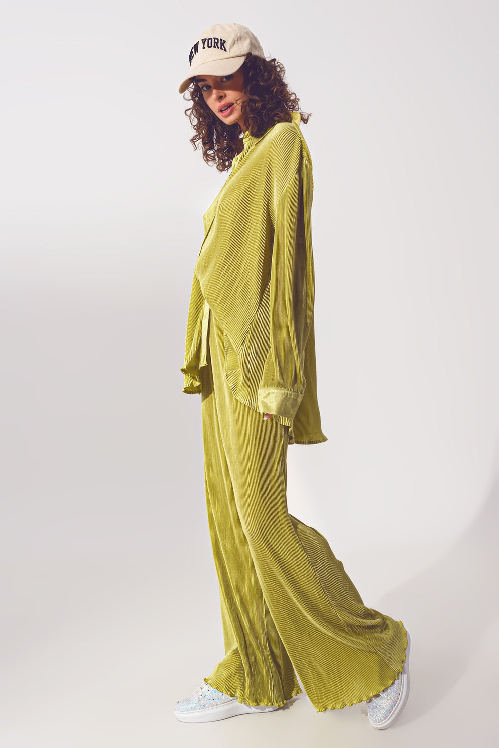 Pantalón ancho plisado de satén en verde