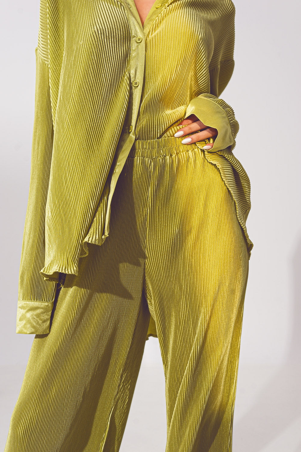 Pantalón ancho plisado de satén en verde