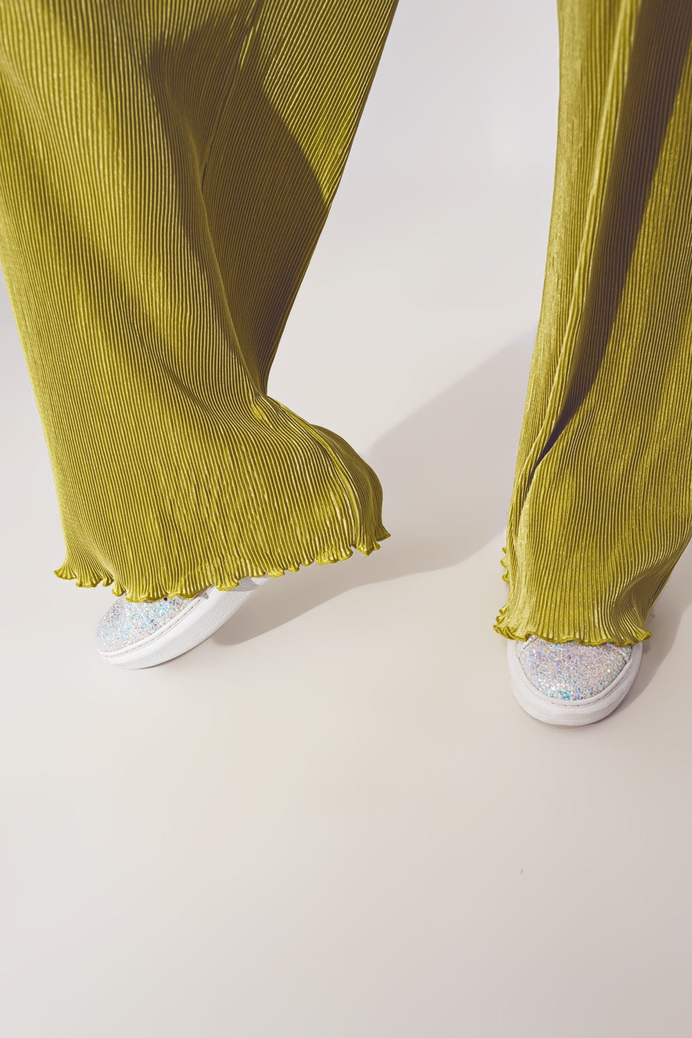 Pantalón ancho plisado de satén en verde