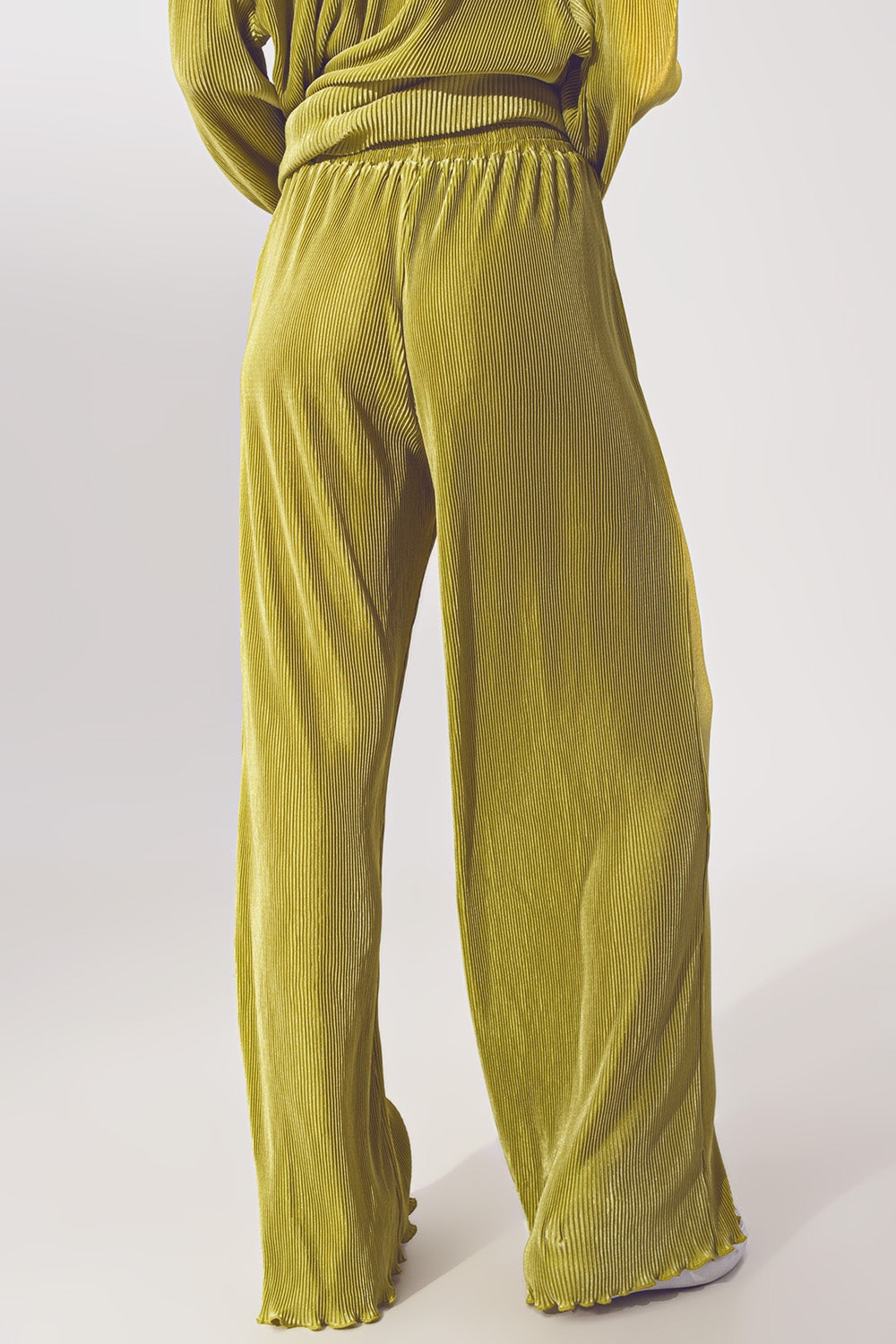 Pantalón ancho plisado de satén en verde