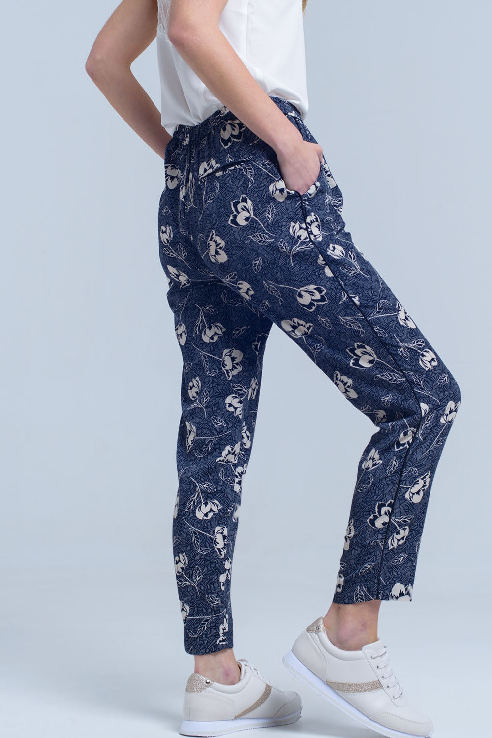 Pantalón azul marino con estampado floral