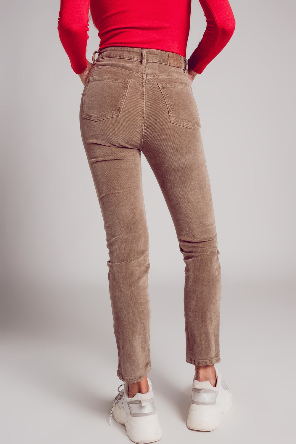 Pantalon beige corte pitillo de pana