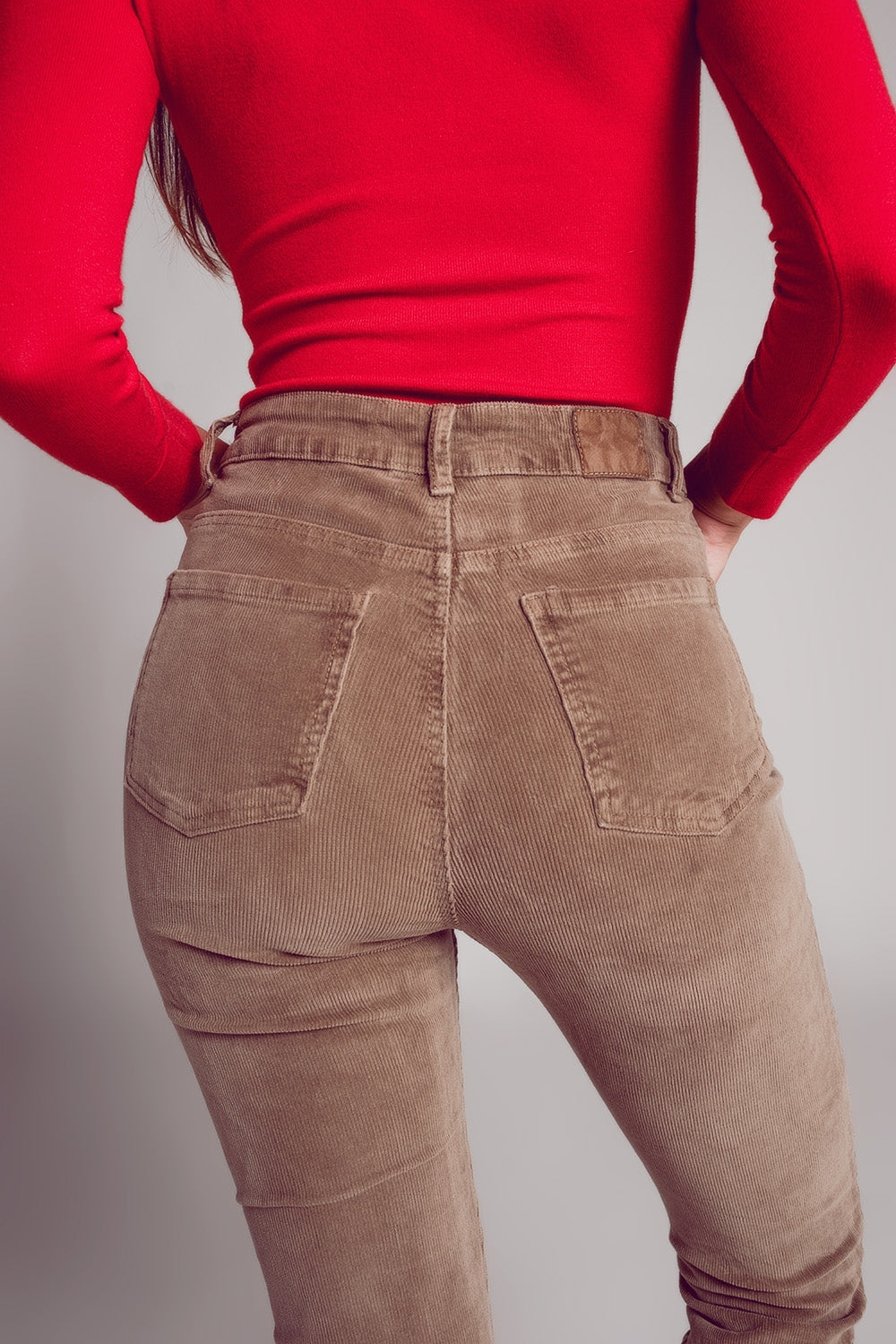 Pantalon beige corte pitillo de pana