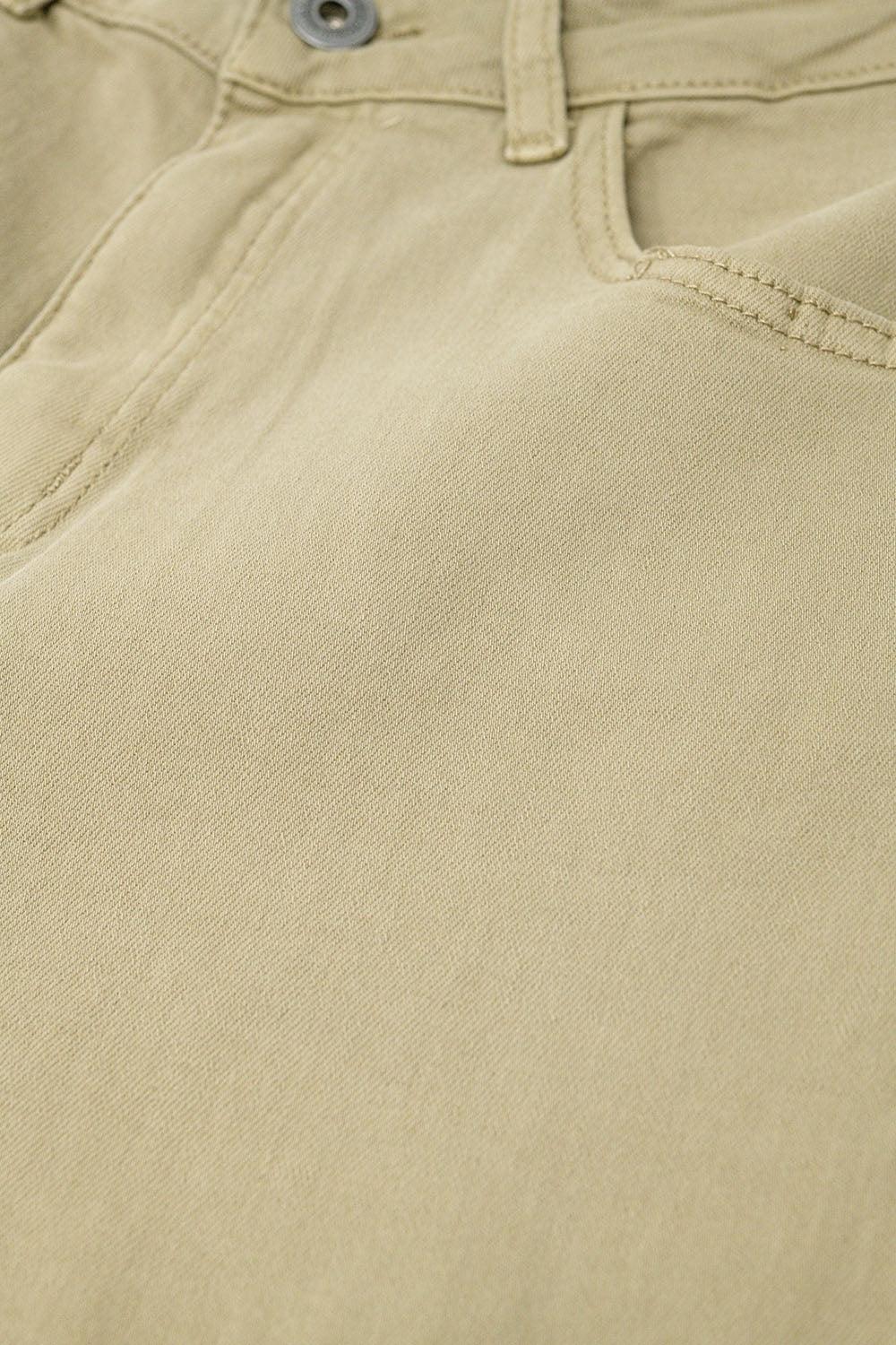 Pantalón beige de pata ancha con estampado de leopardo en el bajo