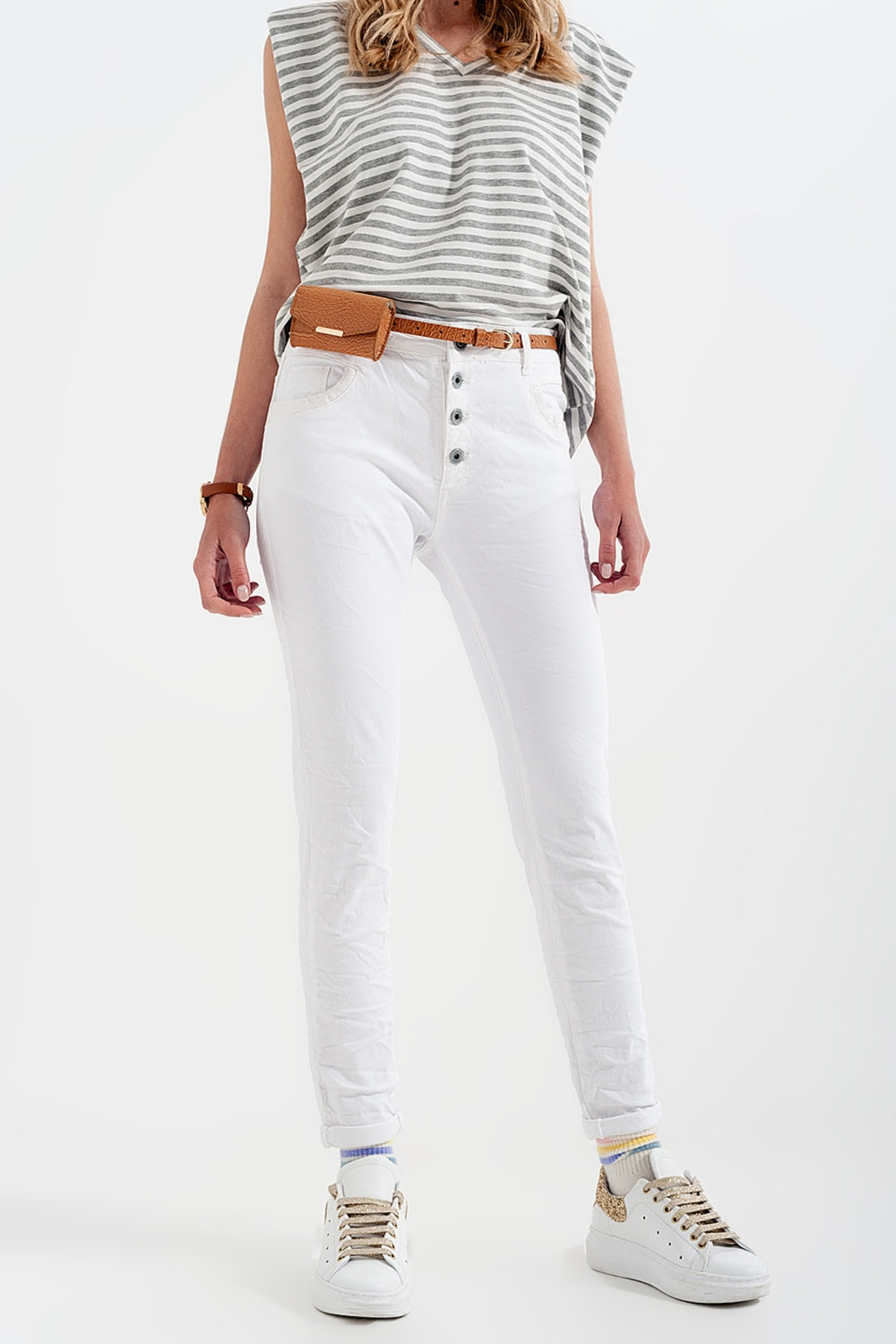 Q2 Pantalon blanco boyfriend con detalles en bolsillo de lentejuelas
