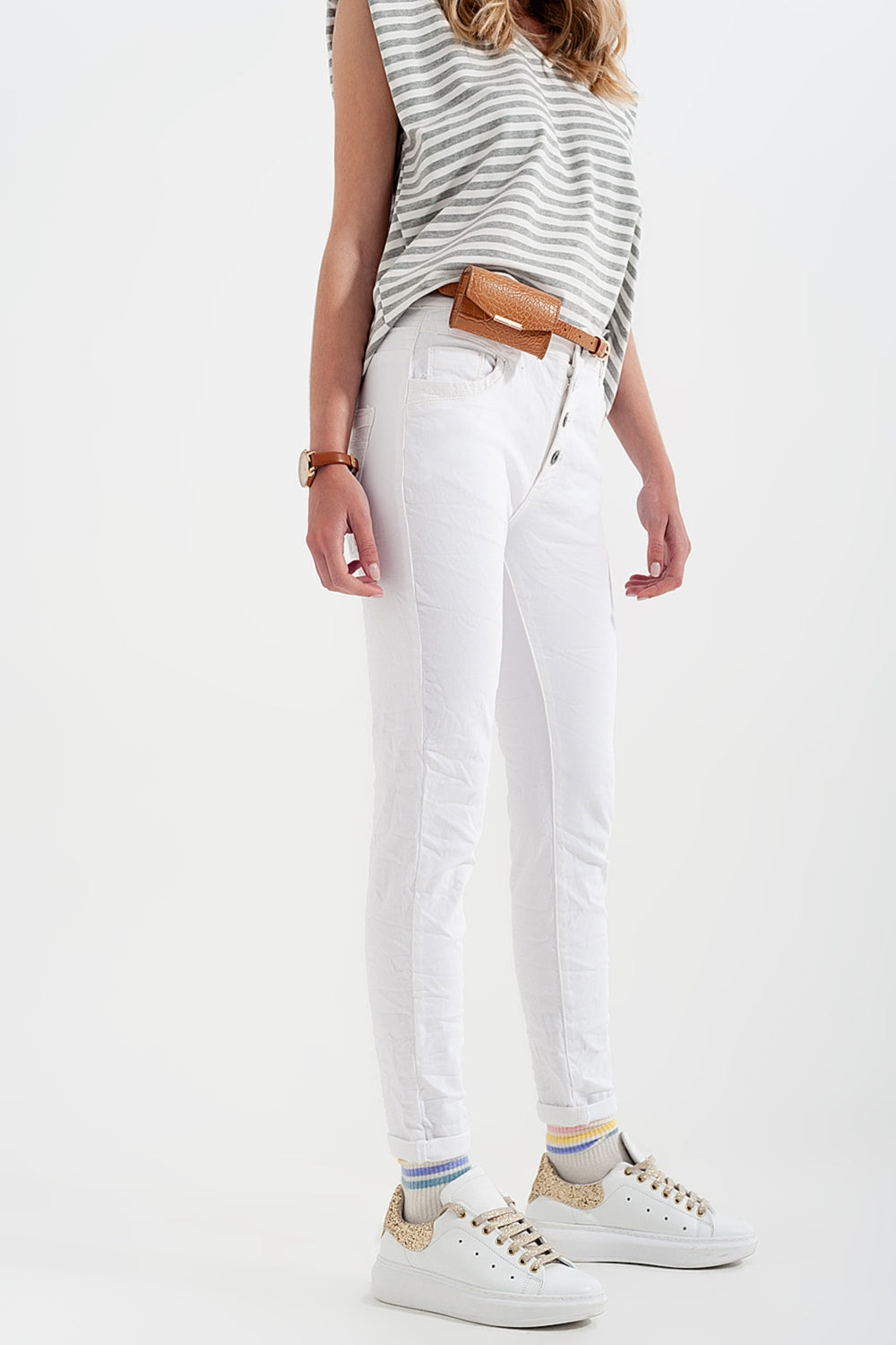 Pantalon blanco boyfriend con detalles en bolsillo de lentejuelas
