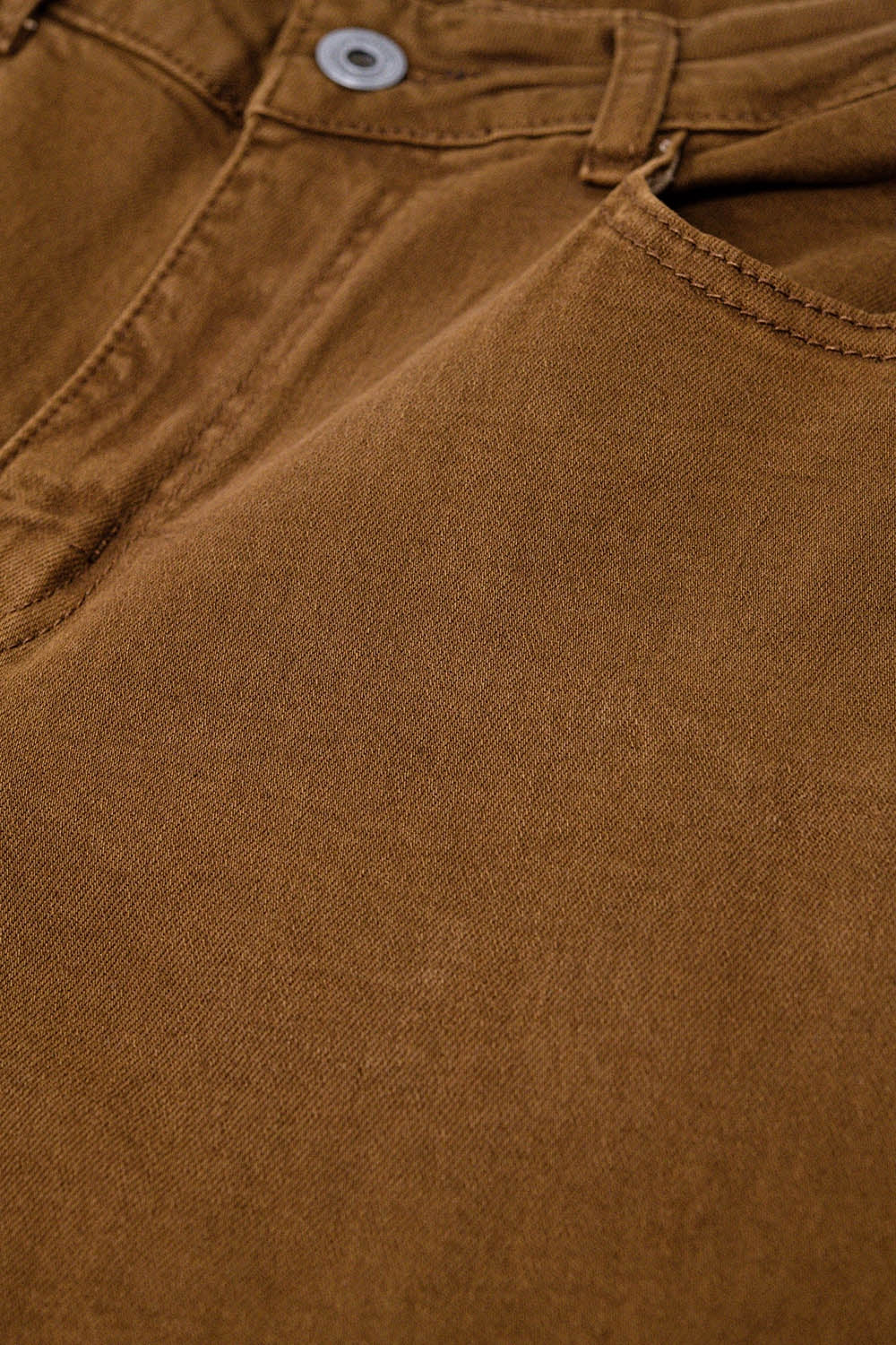 Pantalón camel de pata ancha con estampado de leopardo en el bajo