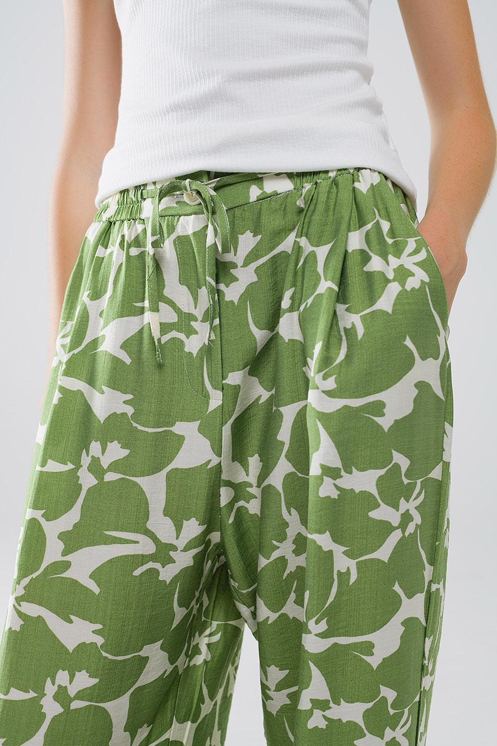 Pantalón con cintura elástica y estampado floral verde
