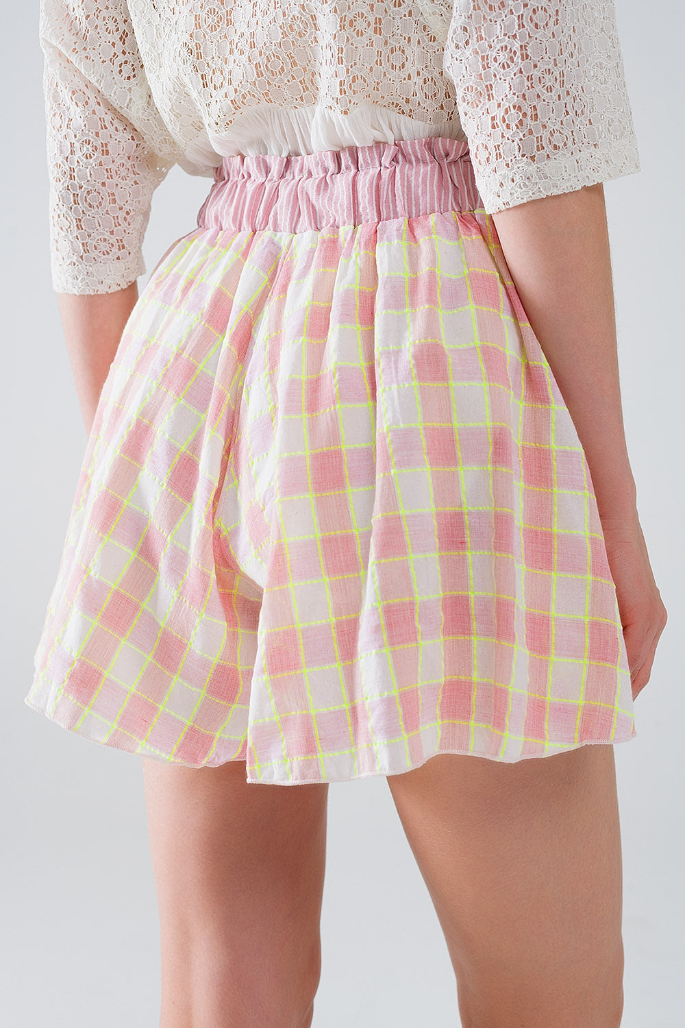 Pantalón corto con estampado de cuadros rosas y detalle de cintura ajustada