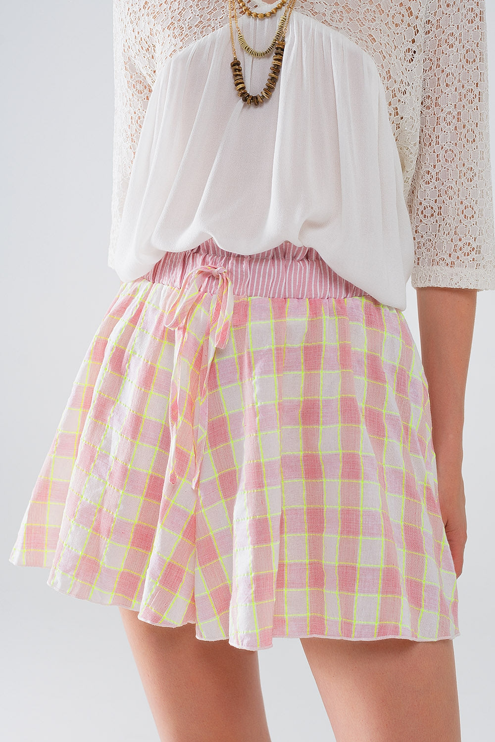 Pantalón corto con estampado de cuadros rosas y detalle de cintura ajustada