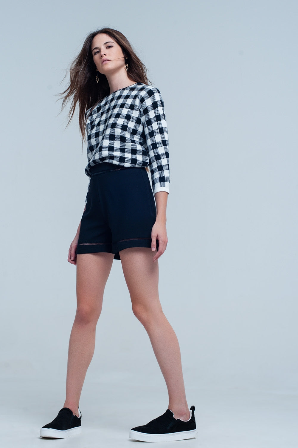 Pantalón corto negro con encaje