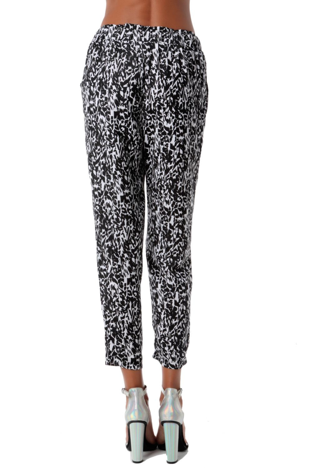 Pantalón de corte holgado con estampado abstracto
