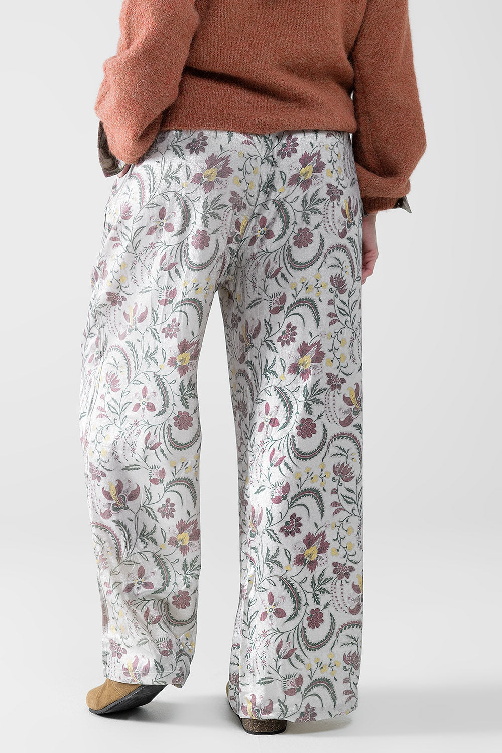 pantalón de raso gris estampado de flores