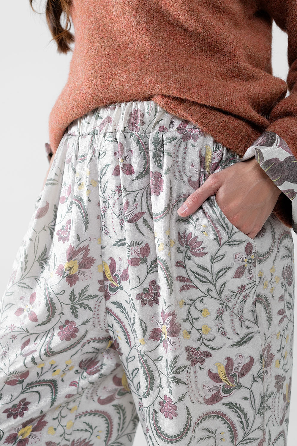 pantalón de raso gris estampado de flores