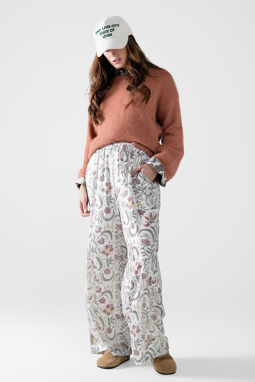 pantalón de raso gris estampado de flores