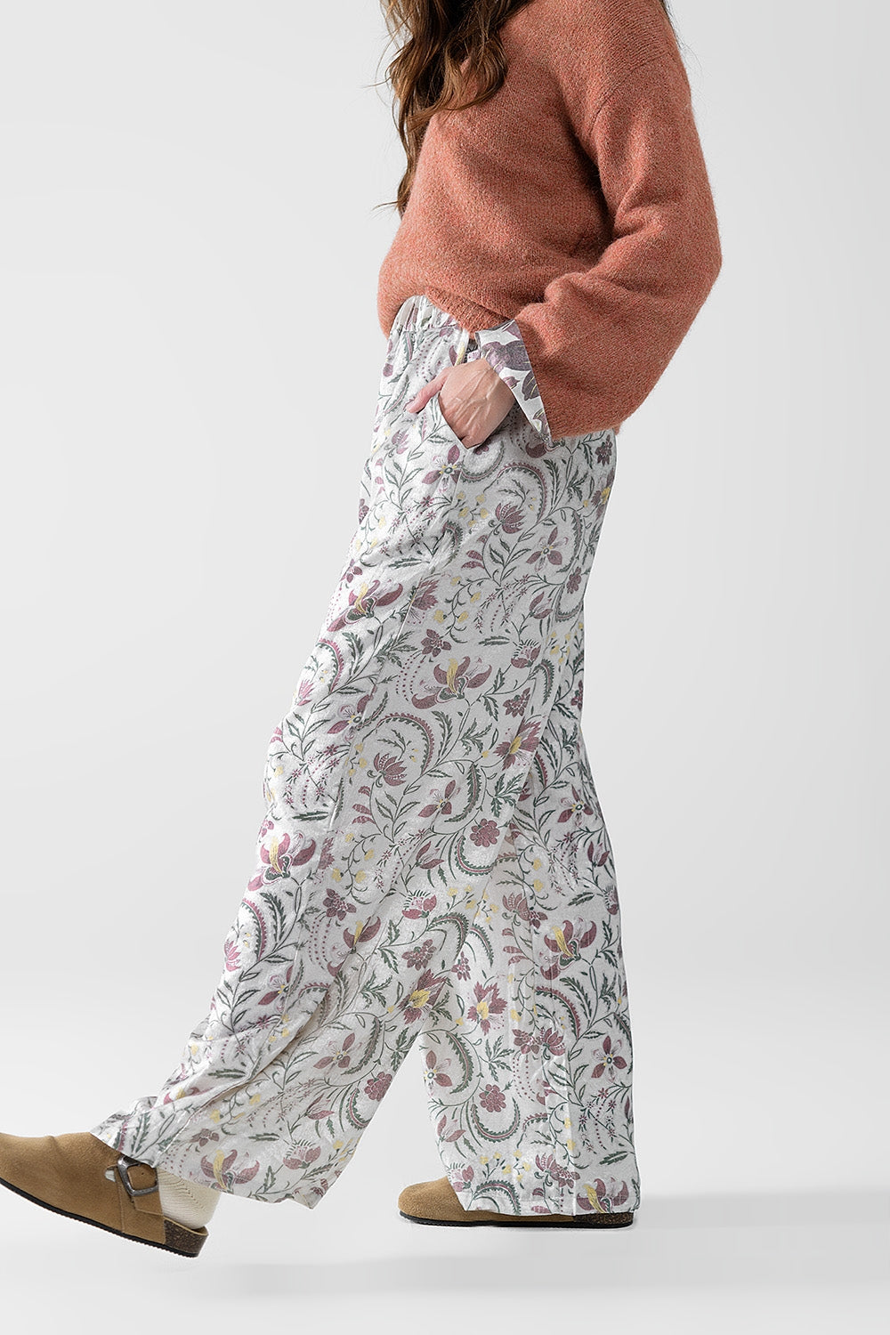 pantalón de raso gris estampado de flores