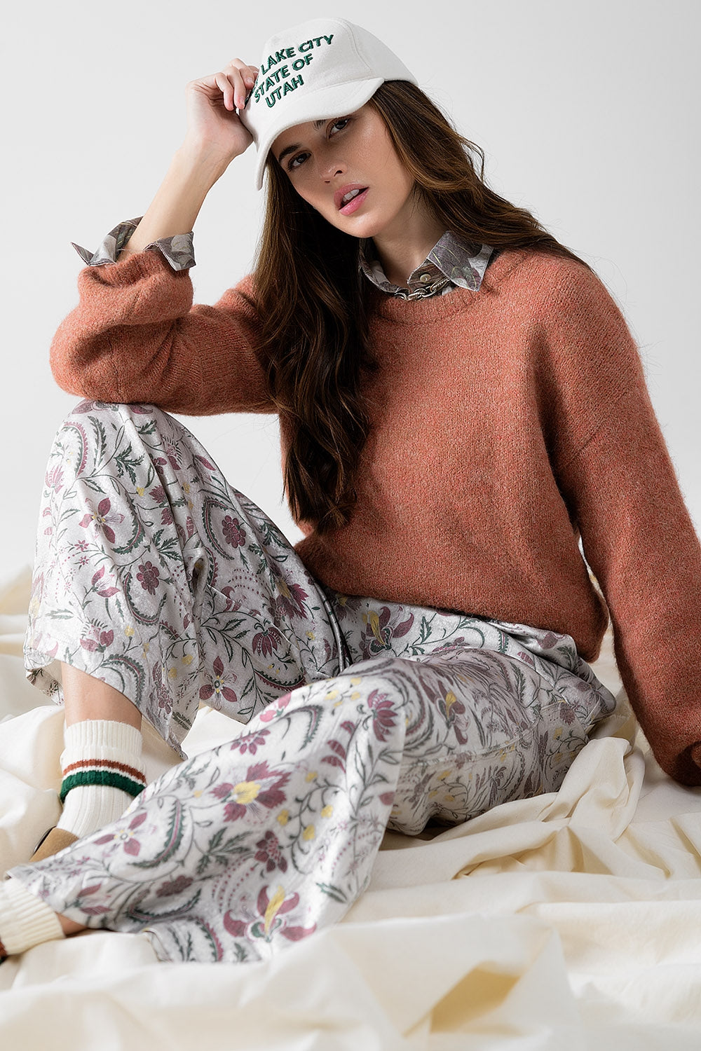 pantalón de raso gris estampado de flores