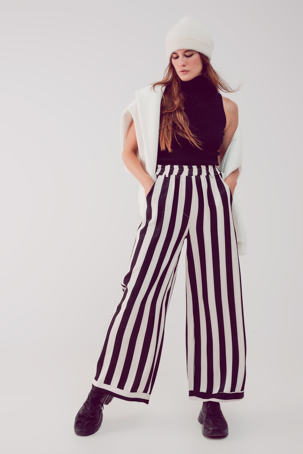 pantalón de saten de pernera ancha con rayas blancas y negras