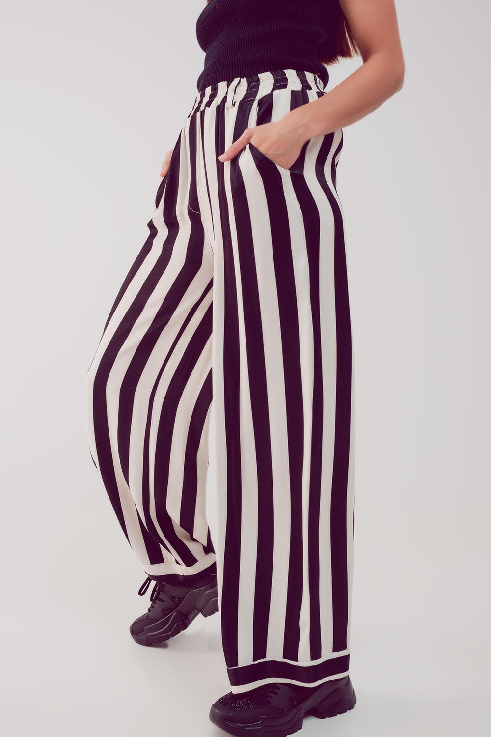 pantalón de saten de pernera ancha con rayas blancas y negras