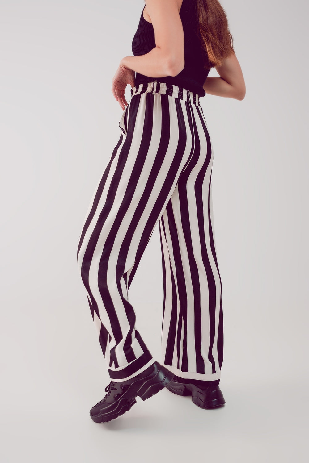 pantalón de saten de pernera ancha con rayas blancas y negras