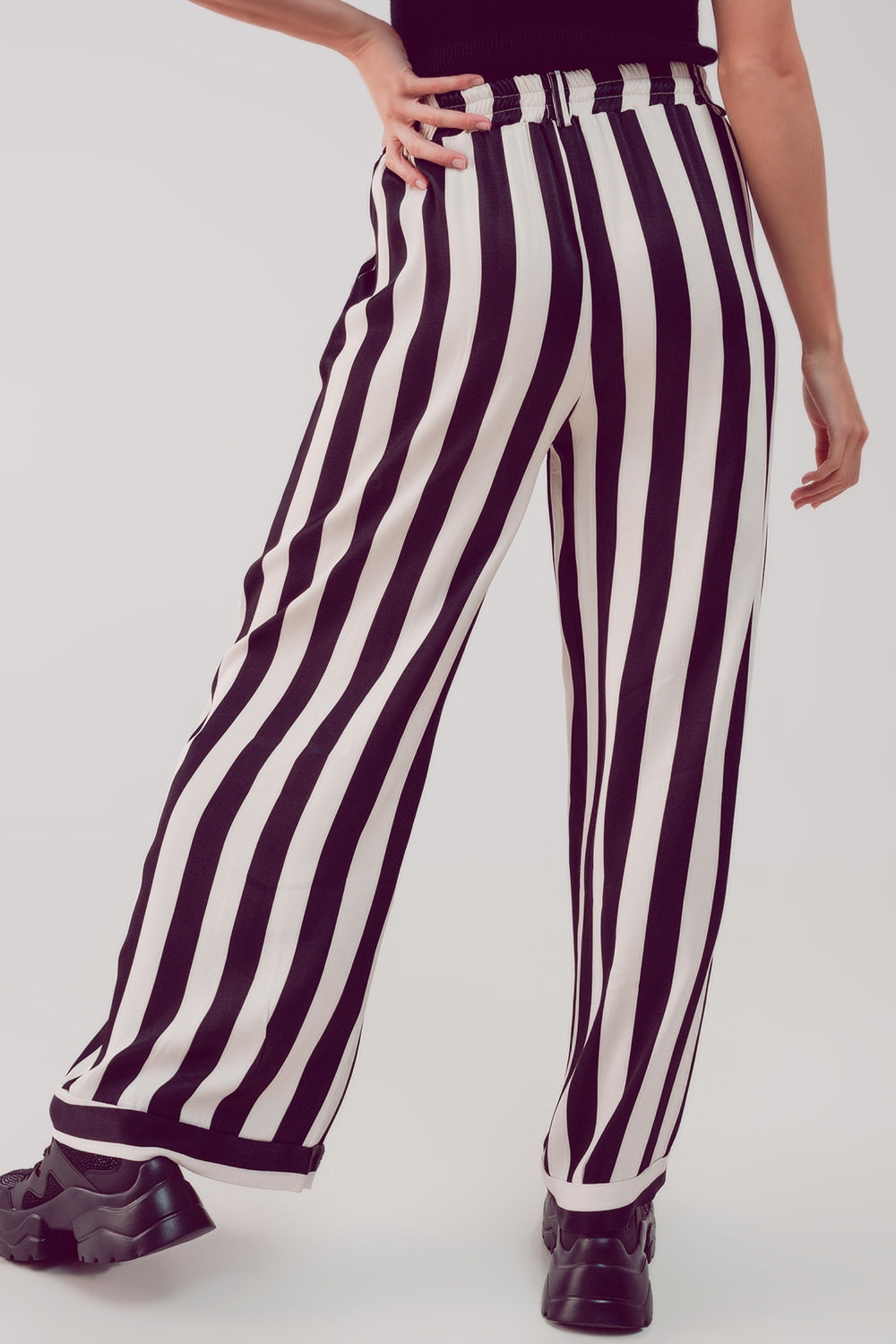 pantalón de saten de pernera ancha con rayas blancas y negras