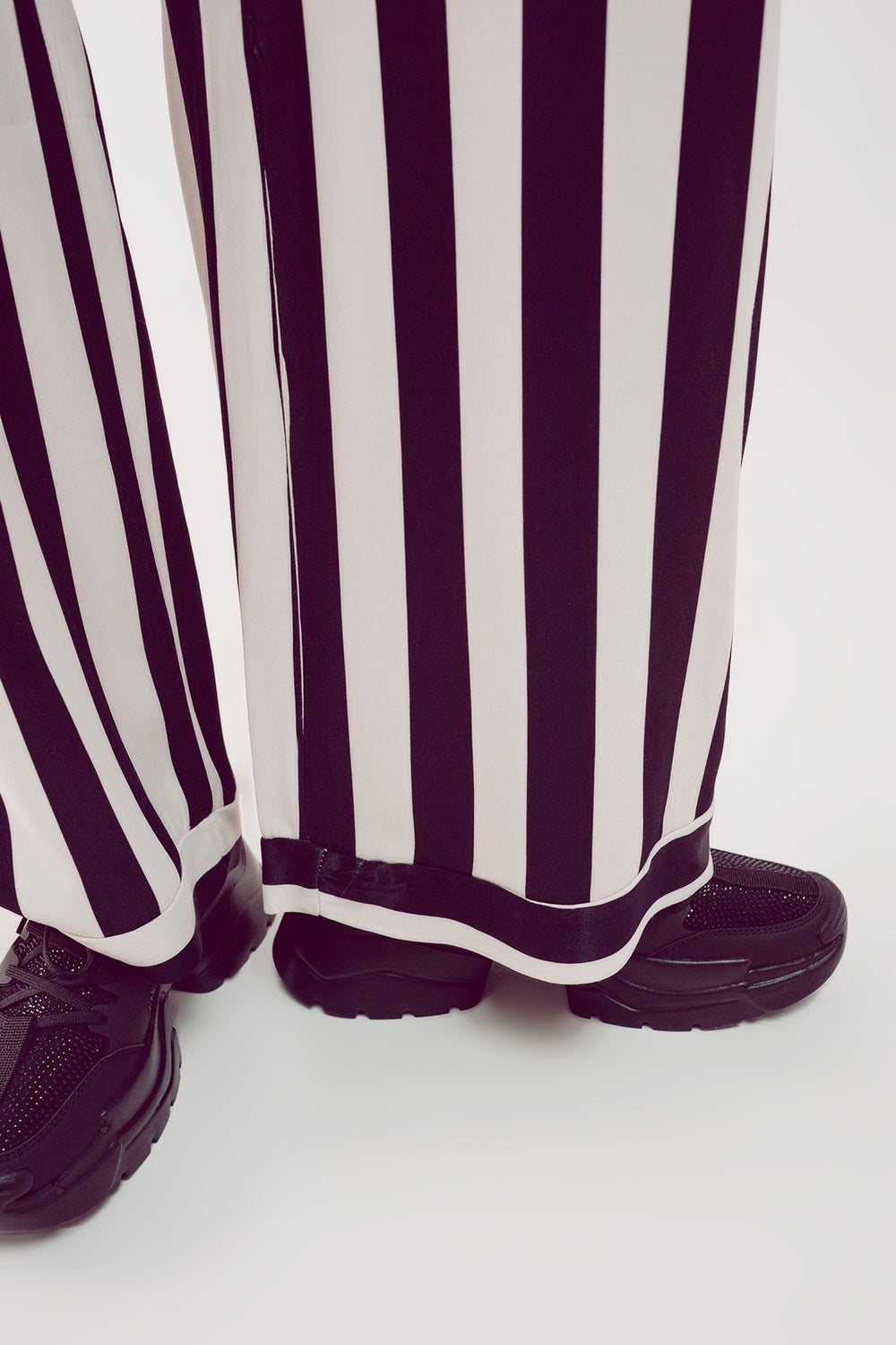 pantalón de saten de pernera ancha con rayas blancas y negras