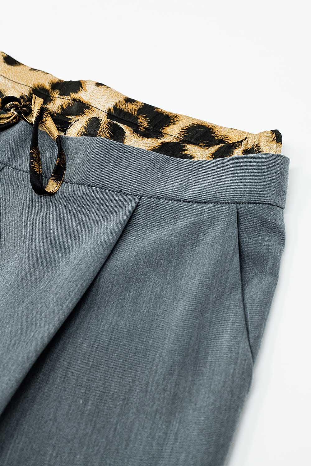 Pantalón gris plisado con detalle de leopardo en la cintura